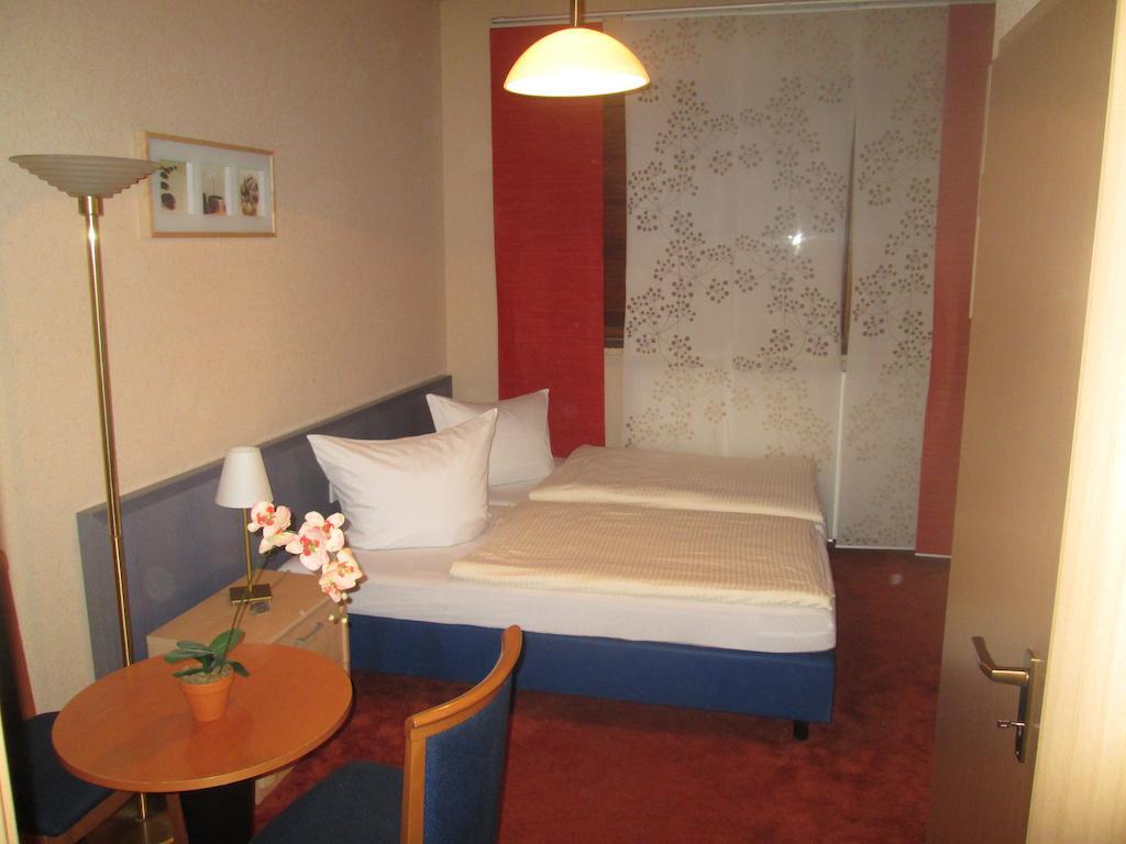 Hotel Gruener Baum Nuernberg Brunn Pokoj fotografie